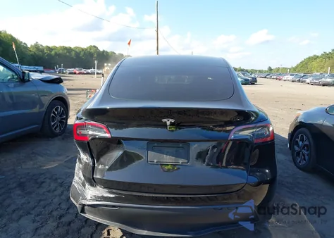 2023 Tesla Model Y Awd/Long Range Dual Motor All-Wheel Drive z USA, uszkodzony, nr VIN 7SAYGDEE9PF880253